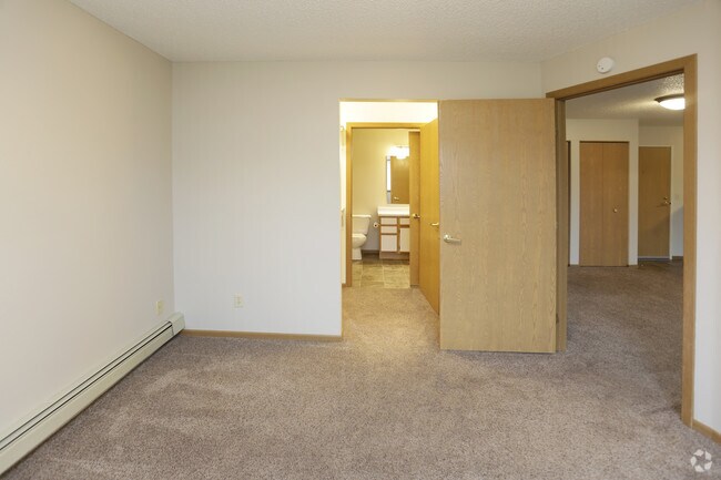 1HAB, 1,3BA: 875 ft² - Regency Park