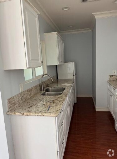 Building Photo - 2976 Glenmanor Pl