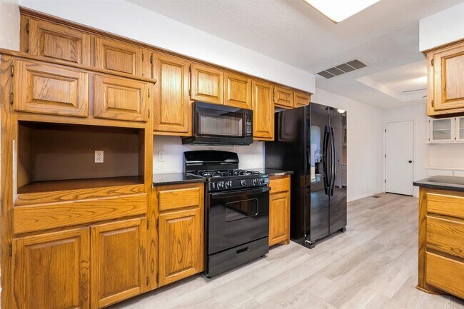 Foto del edificio - 305 Grand Fork Rd