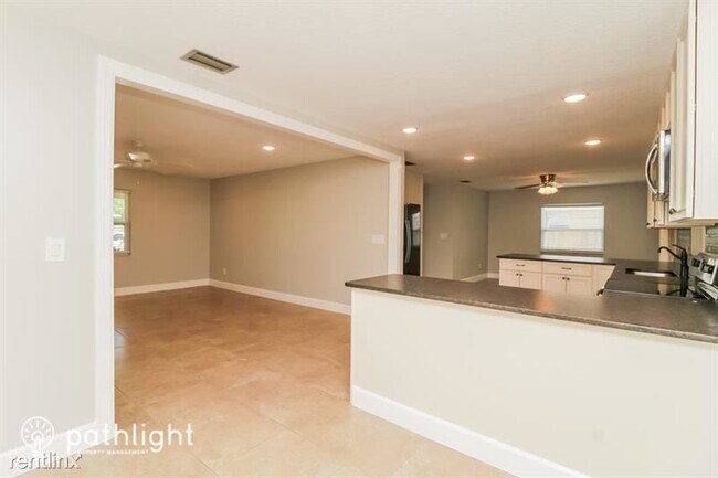 Foto del edificio - 3 br, 2 bath House - 800 N Sunset Drive UNIT