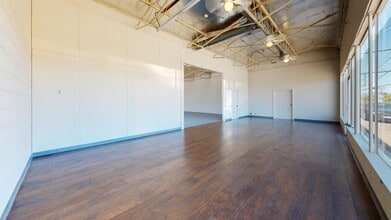 Building Photo - 3390 S Market St