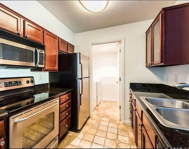 Foto del edificio - Beautiful 2-Bedroom Condo with Serene Wate...