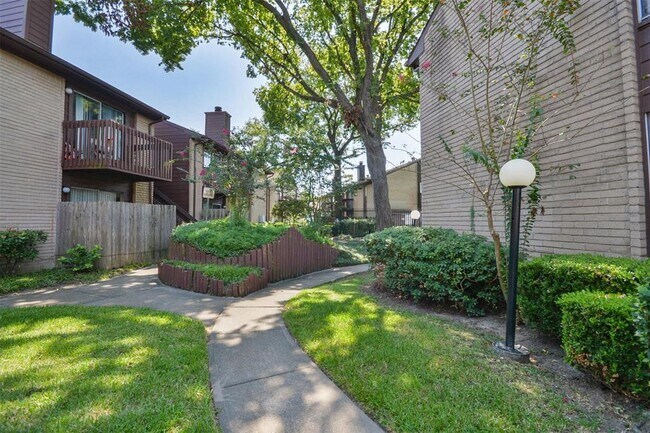 Building Photo - 12905 Woodforest Blvd