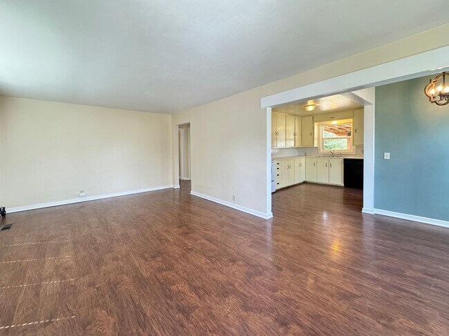 Foto del edificio - Beautiful home with tremendous outdoor space!