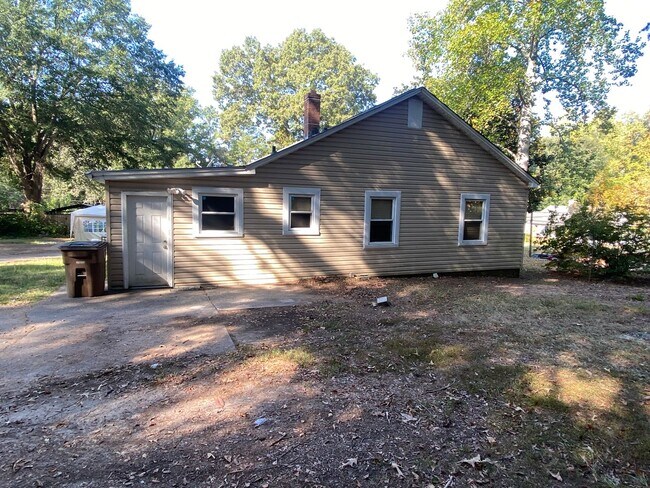 Building Photo - 2/1 walking distance to uptown Shelby