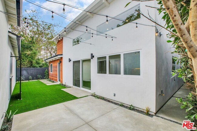 Foto del edificio - 2723 Burkshire Ave