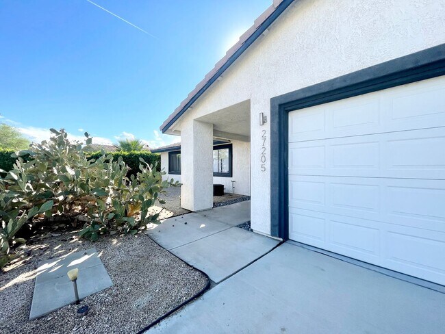 Building Photo - AVAILBLE NOW! 3 Bedroom 2 Bathroom Chic Fu...