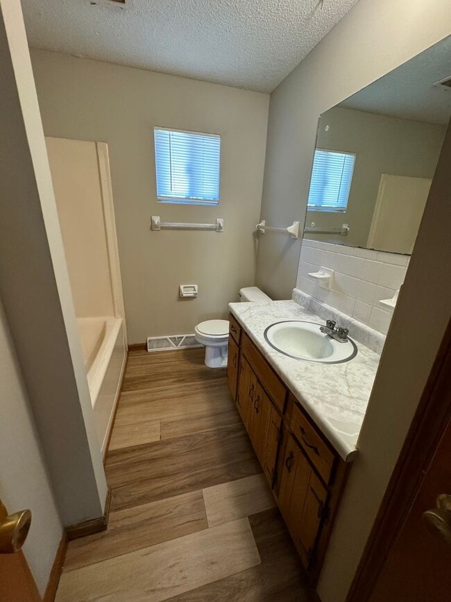 Building Photo - Spacious 3 Bedroom Split-Level Duplex