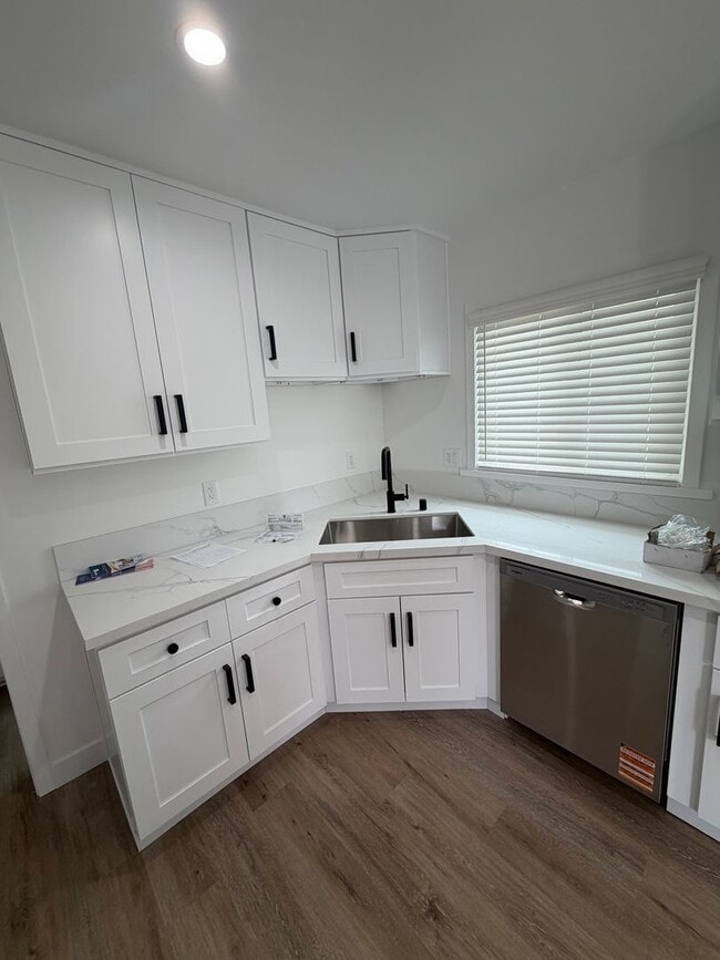 Building Photo - Toluca West: Brand new unit with backyard!