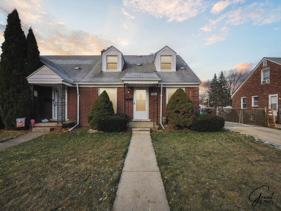 Foto principal - 23007 Brittany Ave