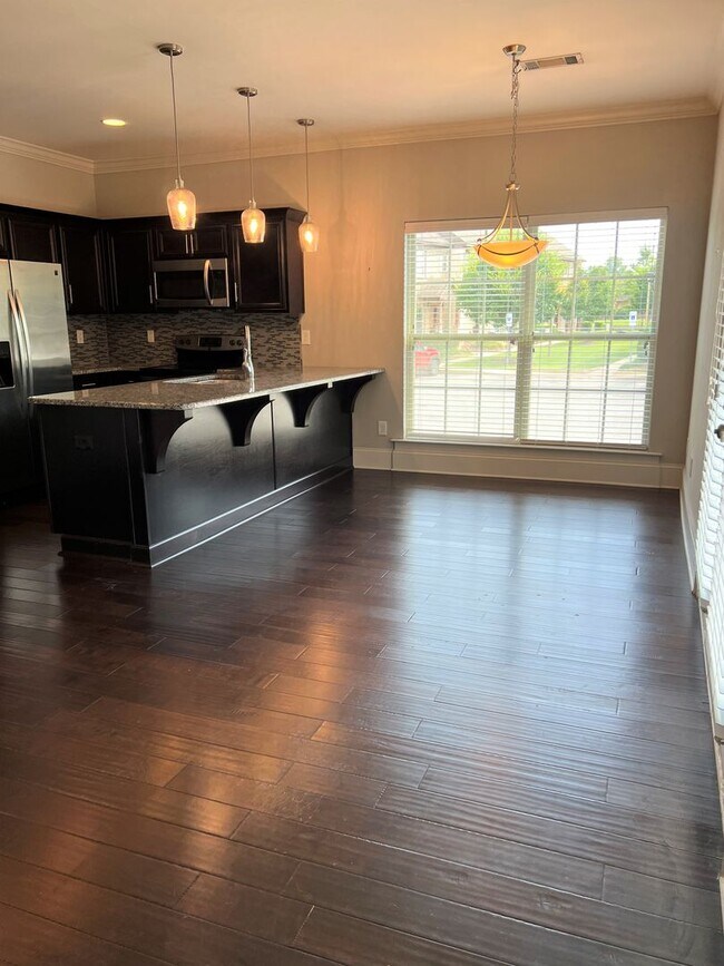 Foto del edificio - August 2026 - July 2027!!  3 BR 3 BA townh...