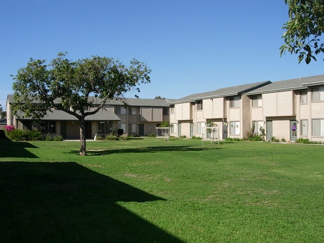 Building Photo - Santa Paula Townhouse