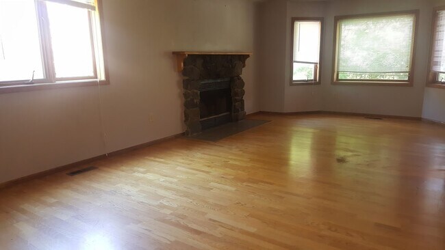 Building Photo - 835 Lori Ct