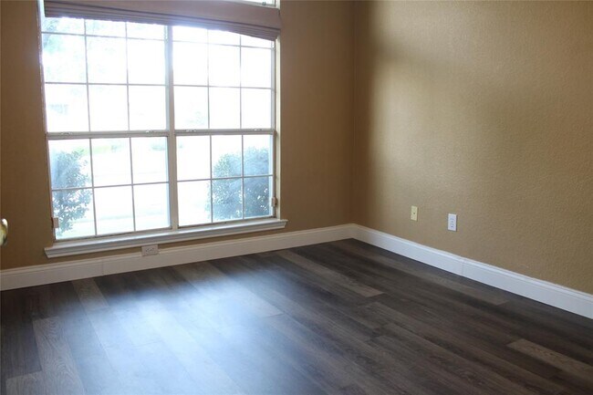 Building Photo - 3402 Los Alamos Ln