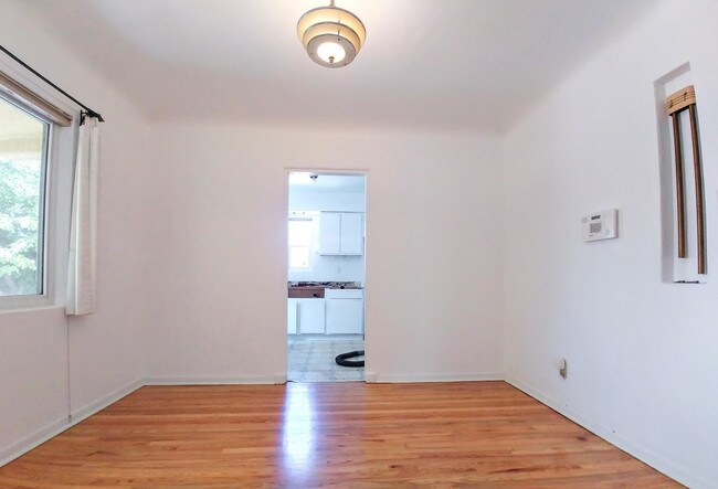 Building Photo - 418 Dartmouth Dr SE