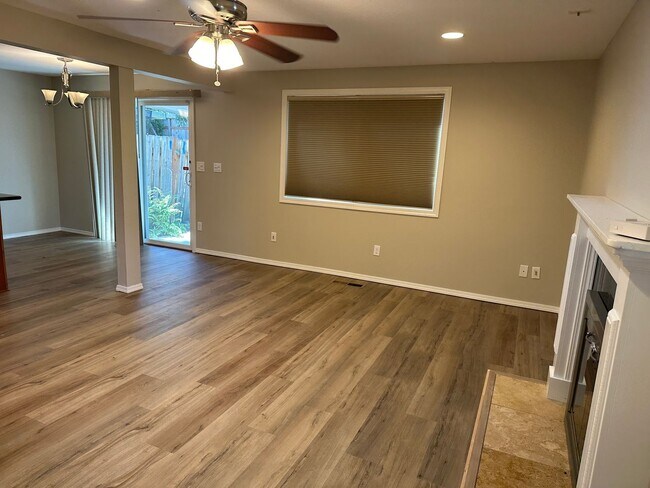 Foto del edificio - Beautifully Updated 3 Bedroom Town Home in...