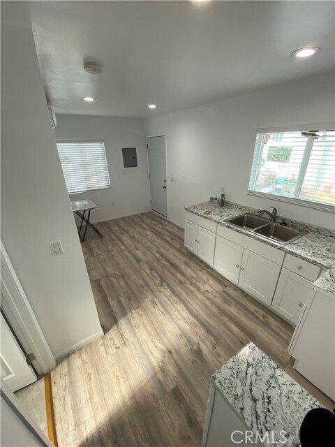 Building Photo - 320 W 91st Pl