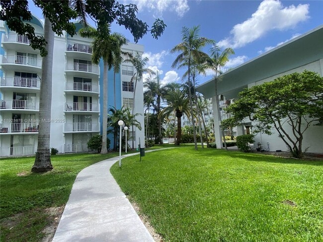 Foto del edificio - 492 NW 165th St