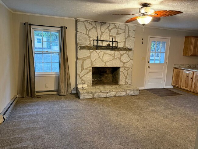 Foto del edificio - Renovated countryside 4 bedroom 2 bathroom ranch on 2 acres! Must see!