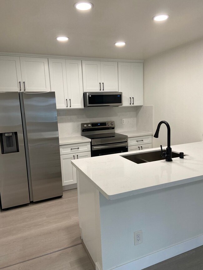 Building Photo - Valley Hi / N. Laguna 2 Bdrm 1 bath half-plex