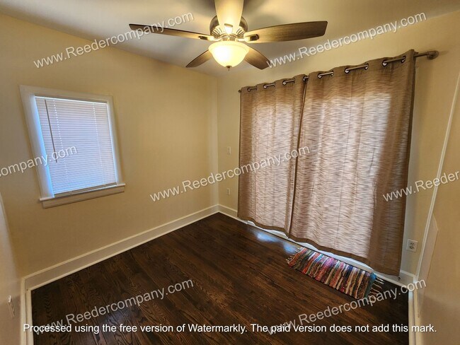 Foto del edificio - 3 bedroom 1 bathroom house in Munster with 2.5 car garage!