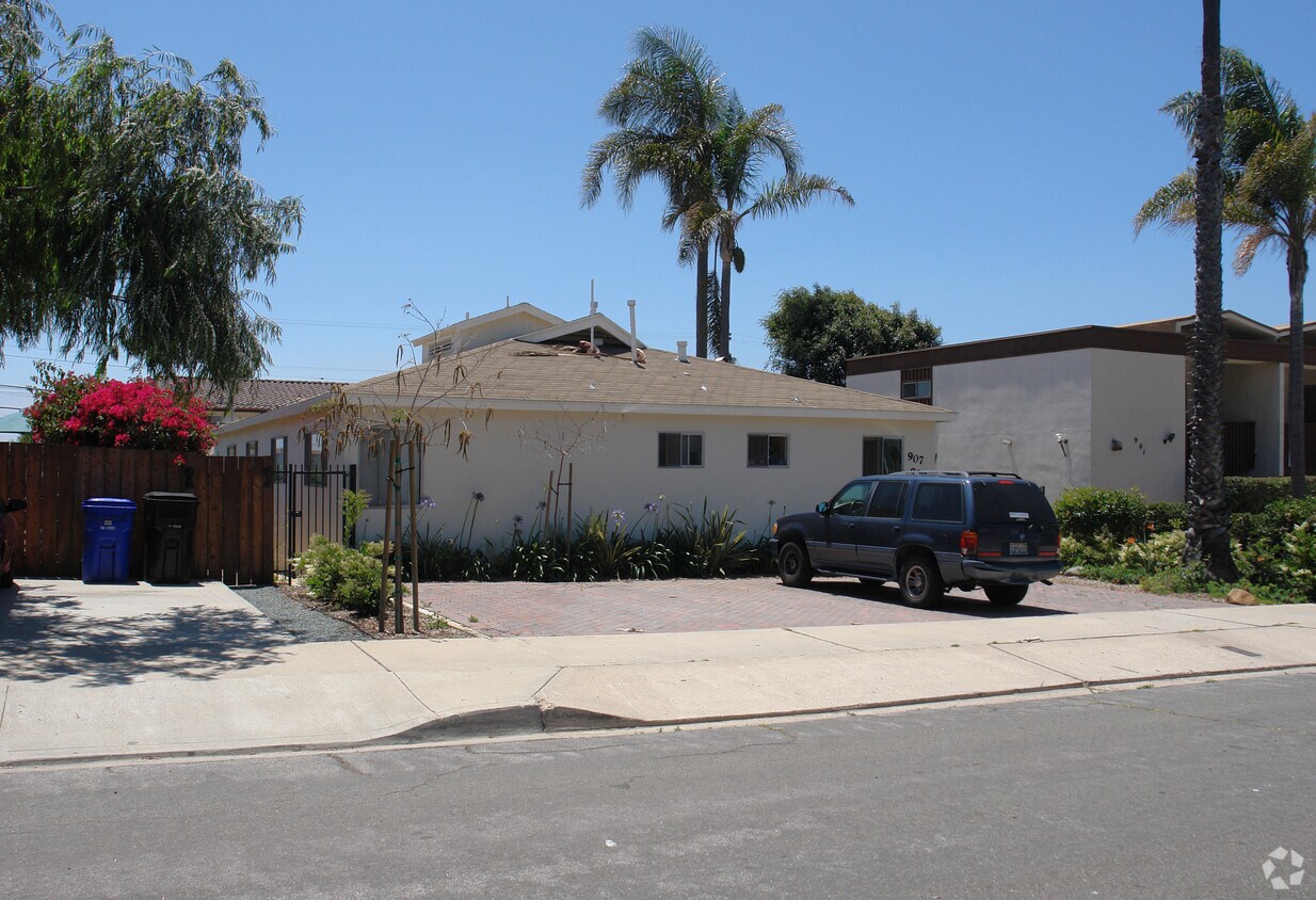 Building Photo - 907-909s Sapphire St