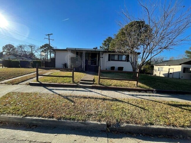 Building Photo - 827 Wakefield Ave