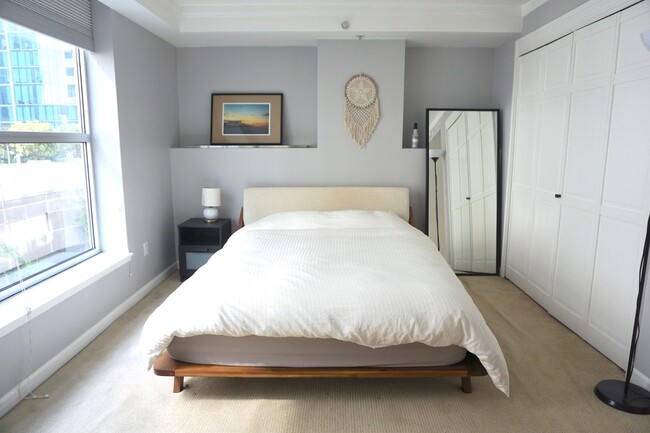 Spacious south facing bedroom - 400 Beale St