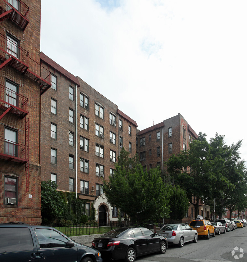 Foto del edificio - 170-49 Cedarcroft Rd