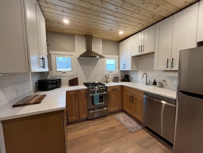 Building Photo - Adorable Fully Remodeled Home in Prime Location – Furnished & Move-In Ready!