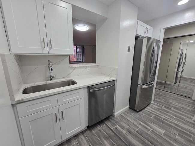 Building Photo - 133 Harmon Cove Tower