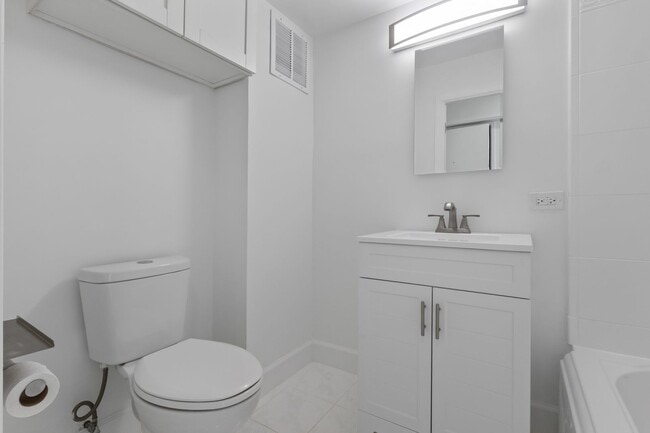 Foto del edificio - Waikiki 1BR/1BA with Ala Wai Canal & Mountain Views — Wraparound Lanai, Utilities Included