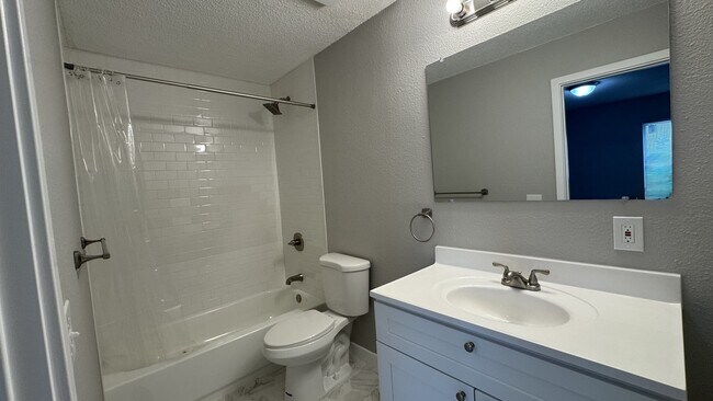 Foto del edificio - 4711-4711 W Tennessee Ave