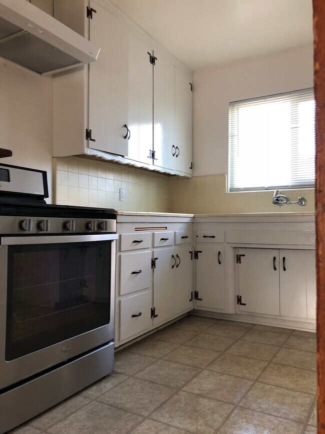 Building Photo - 14159 Moorpark St