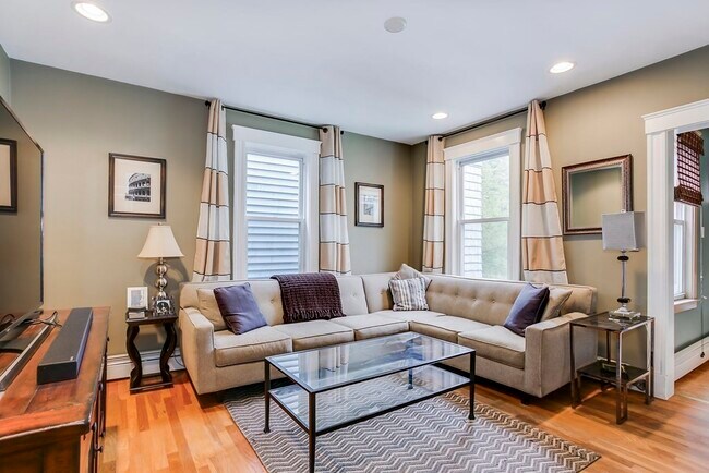 Building Photo - 458 E 7th St