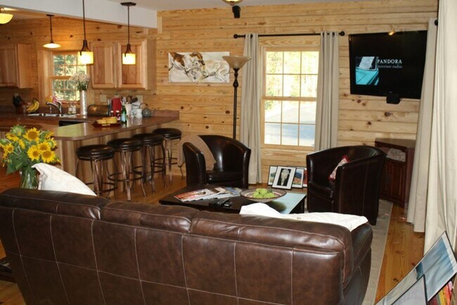 Foto del edificio - 6 BR 3 BA Log Cabin Close to W&L