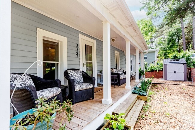 Building Photo - Large Fenced Yard/Stunning 4 Bed/2 Bath!
