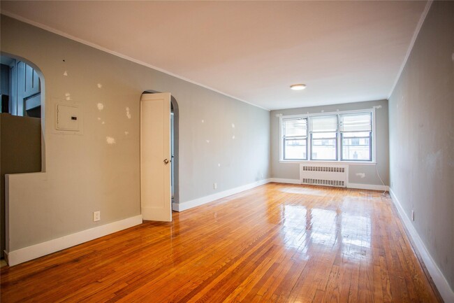 Foto del edificio - 302 E Broadway