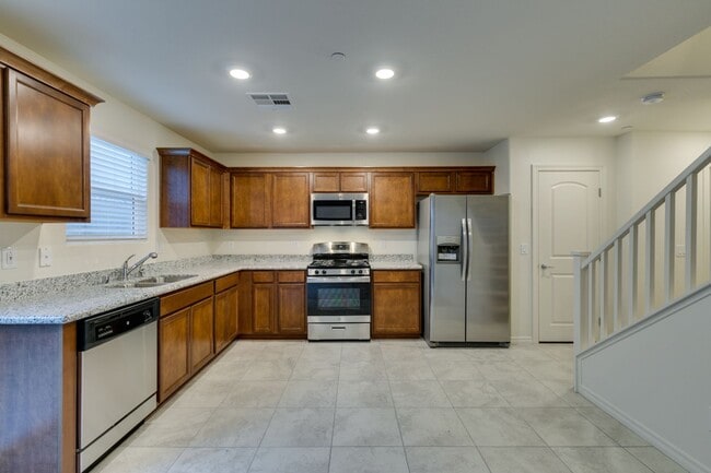 Building Photo - GORGEOUS TOWNHOME*UPGRADED*ALL APPLIANCES*...