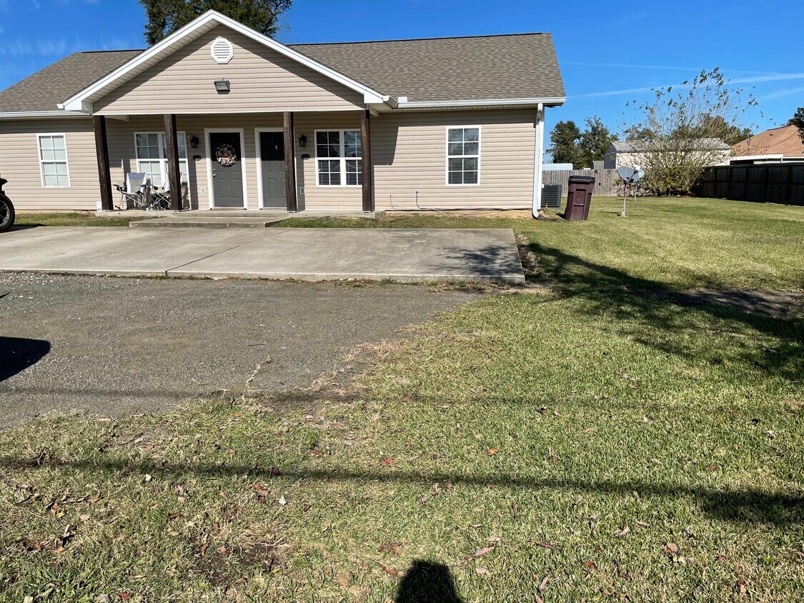 Front view and yard - 608 John Stine Rd