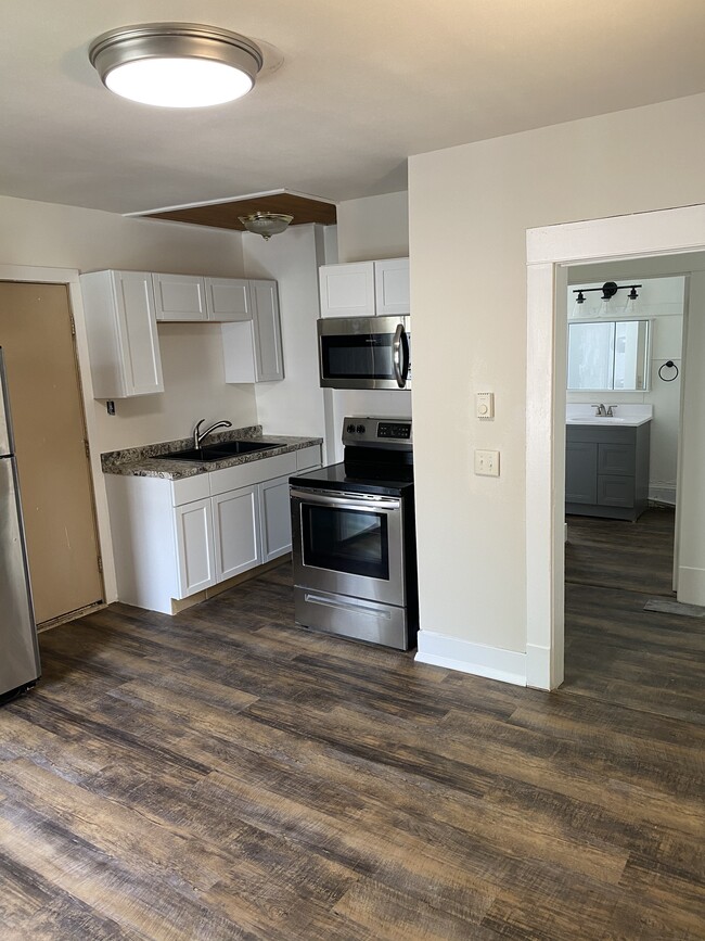 Building Photo - 629 N Barstow St