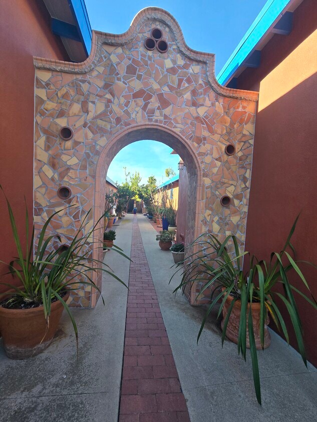 Primary Photo - 513 N Francisca Ave