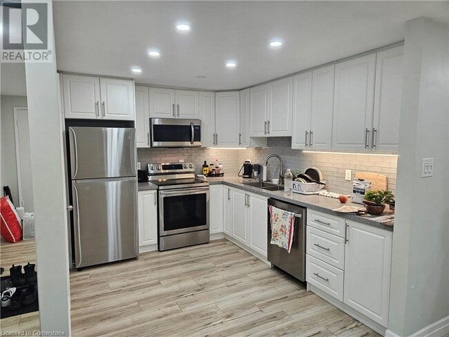 Building Photo - 565 Greenfield Ave