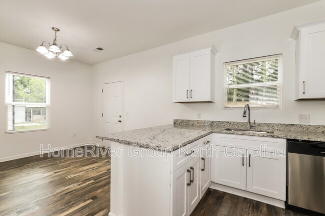 Building Photo - 828 Graylyn Dr