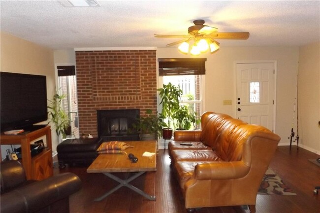 Foto del edificio - 3312 Foster Ln