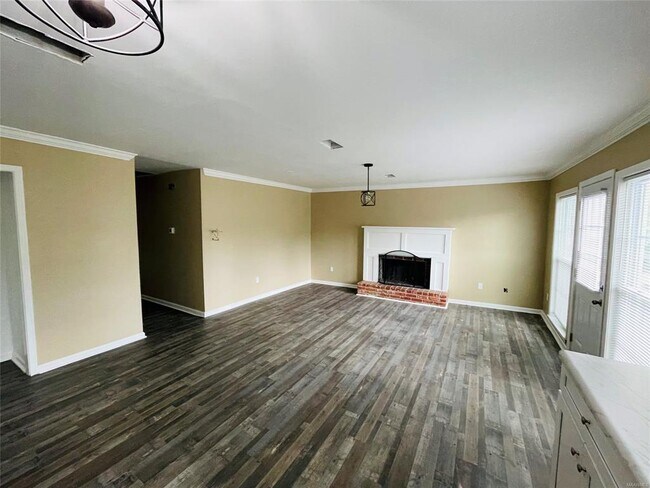 Foto del edificio - 5716 Bridle Path Ln