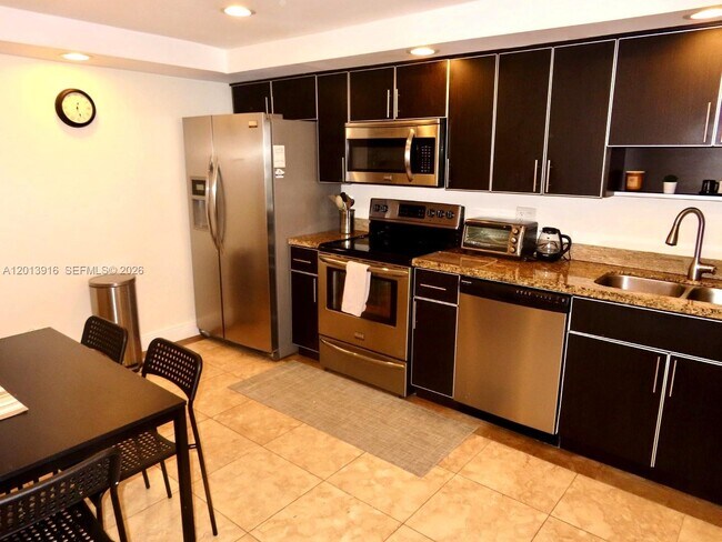 Building Photo - 2500 Parkview Dr