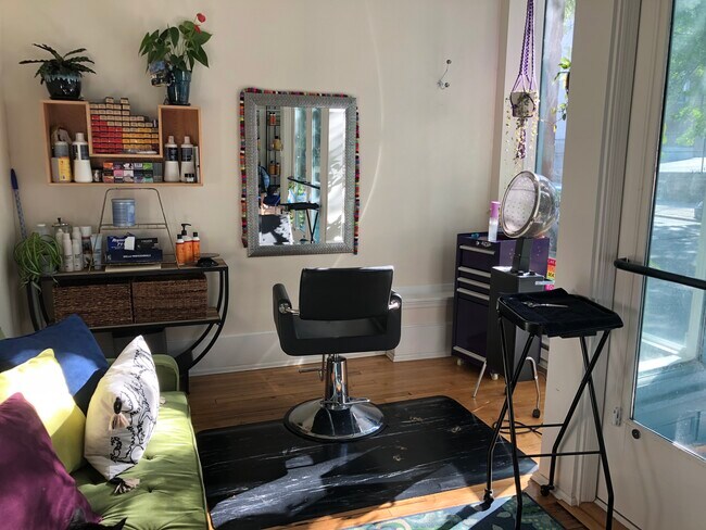 Front room used as salon example - 1728 N Franklin Plz