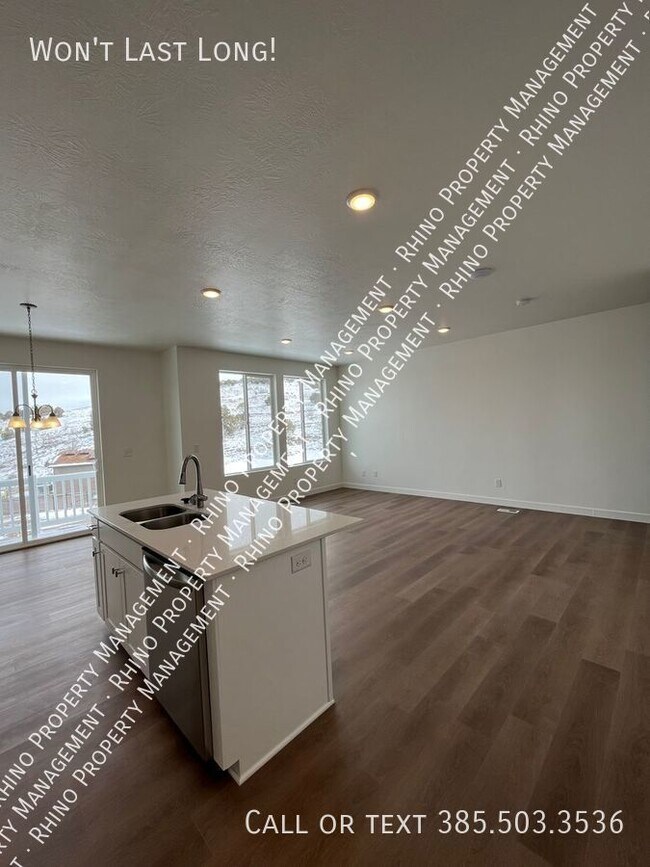 Building Photo - REDUCED RENT! 3 Bedroom/2.5 Bathroom townh...