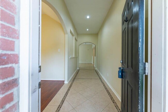 Building Photo - 2410 Laurel Walk Ct